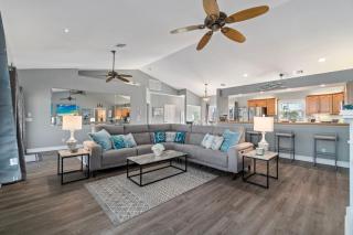 Villa Loriann, Waterfront 4 Bedroom Pool Home with Boat Dock, Sleeps 8 - Bonita Springs - 8