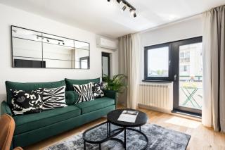 Sunny 2BR Large Midtown Flat - 3 Superb Balconies - 0