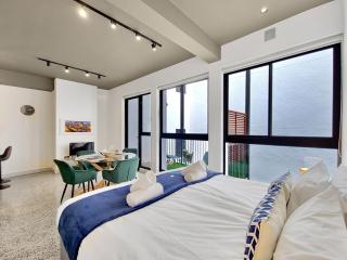 Gorgeous, secure, brand new, stylish- central-Pool - 6