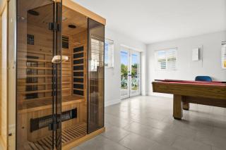 Casa Azul - Waterfront, Hot Tub, Sauna, Heated Pool, Mini Golf, Arcade - Marco Island - 7