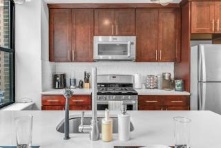 20 MIN to Manhattan! 2BR Luxurious Comfy & Spotless - Newark - 3