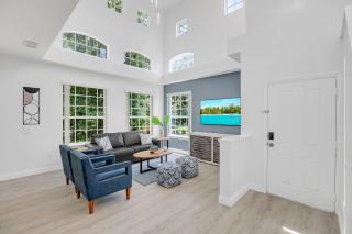 Modern Vacation Home Minutes Away From The Parks - 1