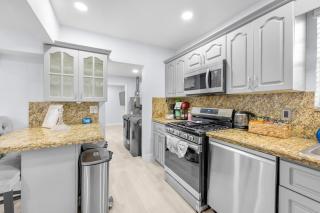 Near Parks and Casinos Modern Home in Hollywood! - Hollywood - 1