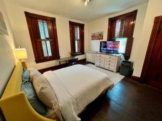 Skyline Retreat Spacious Elegance Queen Suite 3 City Views - 2