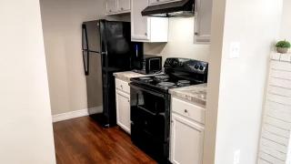 5 Min to Beach and Downtown! Budget Stay, with Parking - Corpus Christi - 3