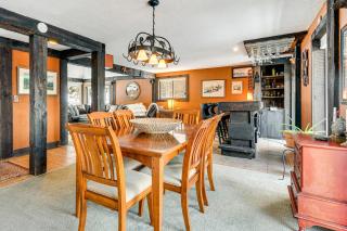 11 Mi to Sugarbush Eclectic Ski House with Hot Tub! - 2