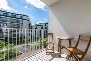 Karolina Executive - Center, Monitor & Garden View - 5