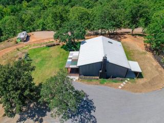 Twisted Tree with Arkansas River Views and Hot Tub - Muskogee - 3