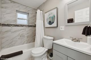 Modern Retreat, Double lot with Pergola, Fire pit, Game room, 5 min to Brookfield Zoo - Brookfield - 1