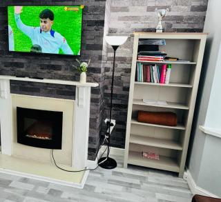 Cozy 2 Bedroom House in Bradford with 2 private car parking and garden - 5