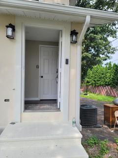 Two-Bedroom Home Private Parking 25 min to NYC - Teaneck - 3