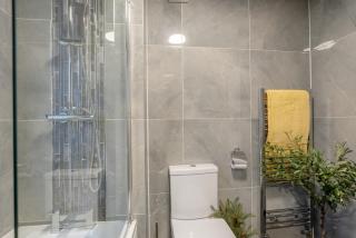 Glenroy Place - sleeps 7, private drive, log burner - Colne - 7