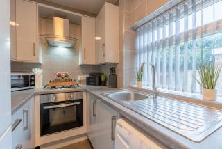 Glenroy Place - sleeps 7, private drive, log burner - Colne - 6