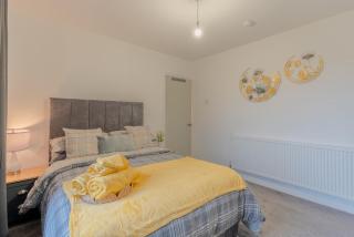 Glenroy Place - sleeps 7, private drive, log burner - Colne - 1