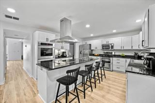 Luxury 10BR FREE pool heat, Hot Tub, & Game Room - 4