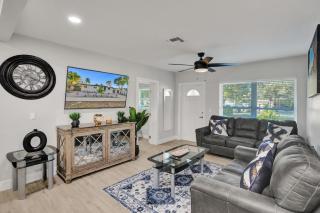 Vibrant Miami Escape with BBQ Grill Free WiFi & Parking - 8