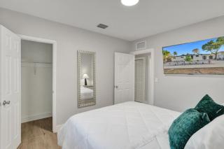 Vibrant Miami Escape with BBQ Grill Free WiFi & Parking - 7