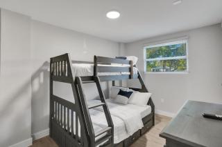 Vibrant Miami Escape with BBQ Grill Free WiFi & Parking - 5