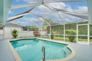 Private Yard and Pool Stunning Cape Coral Getaway! - Cape Coral - 0