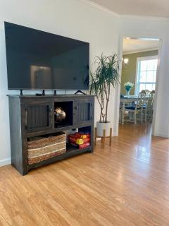 Cozy, Private Retreat with Huge Backyard - 7