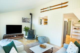 Cozy 2 BR Chalet, Near Town, Hot Springs, Skiing - 9