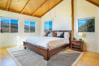 Cozy 2 BR Chalet, Near Town, Hot Springs, Skiing - 8