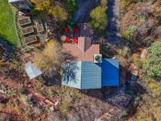 Cozy 2 BR Chalet, Near Town, Hot Springs, Skiing - 4