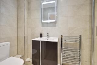 Entire modern 2 Bedroom 2 bathroom Flat in Pinner - 3