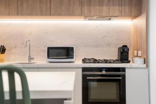 Stunning City and Bay Views Apt with Pool & Gym! - 4