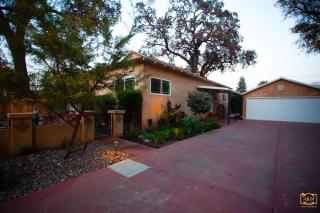 Seq Parks-House with Hot Tub Fire Pit Koi Pond Outdoor Kitchen - Visalia - 1