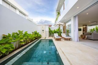 Tropical Luxe Villa - Walk to Beach & Ricefield View - Canggu - 0
