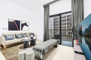 Luxury 1BR City View with Balcony Parking & WiFi Near Dining & Downtown - 9