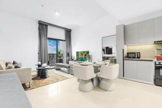 Luxury 1BR City View with Balcony Parking & WiFi Near Dining & Downtown - 6