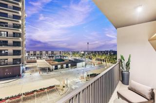 Luxury 1BR City View with Balcony Parking & WiFi Near Dining & Downtown - 0