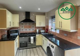 Aisiki Living at Hayes, 3 Bedroom Pet-Friendly House with Garden, Single or Double beds with FREE Wi-Fi & PARKING - Northolt - 2