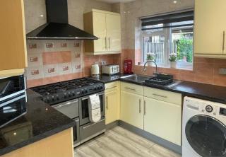 Aisiki Living at Hayes, 3 Bedroom Pet-Friendly House with Garden, Single or Double beds with FREE Wi-Fi & PARKING - Northolt - 3