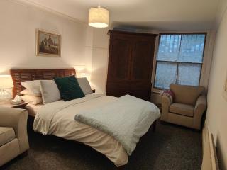 Beachfront 2-Bedroom Garden Flat with Hot Tub, Sleeps 8 - Brighton & Hove - 7