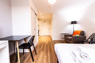 Stunning Centrally Located Studio Apt - Liverpool - 3