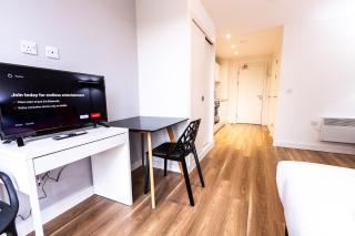 Stunning Centrally Located Studio Apt - Liverpool - 2