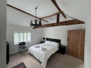 Entire Spacious 5-Bed House with Parking - Amersham - 9