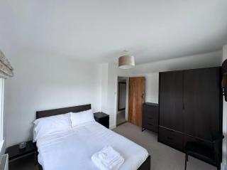 Entire Spacious 5-Bed House with Parking - Amersham - 8