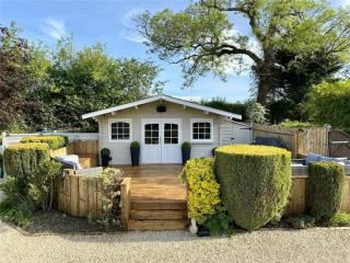 Entire Spacious 5-Bed House with Parking - Amersham - 3