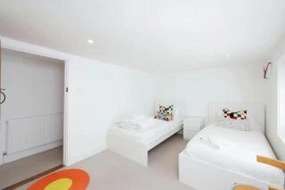 Entire Spacious 5-Bed House with Parking - Amersham - 2