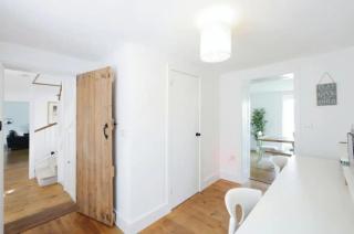 Entire Spacious 5-Bed House with Parking - Amersham - 1