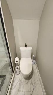 ENTIRE BACHELOR UNIT EN-SUITE ACROSS FROM GOOGLE - br4 - Kitchener - 2