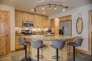 Pinetree Retreat - Hot Tub, Heated Pool & Sauna - 6 Min Walk to Lift & Dining - Park City - 4