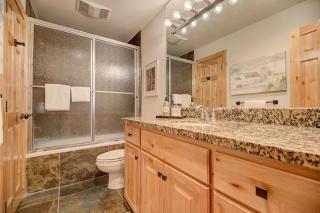 Pinetree Retreat - Hot Tub, Heated Pool & Sauna - 6 Min Walk to Lift & Dining - 3