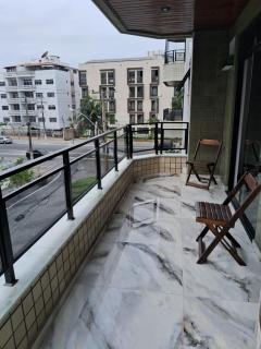 2 qrtos 1quadra da PRAIA DO FORTE com GARAGEM, Varanda, elevador, frente rua com vista livre - Cabo Frío - 3