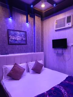 Glitz Hotels Shiv Kashi P Guest House - Nr Dashashwamedh Ghat Varanasi - Varanasi - 3