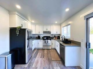 Molivu Homes 3BR - Newly Remodel, KingBed, Yard, Gym - San Jose - 1